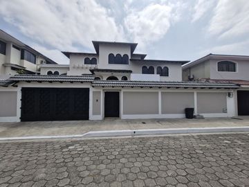CASA EN LAS GARZAS - VENTA CON PISCINA – SAUNA Y VAPOR.