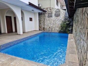 CASA EN LAS GARZAS - VENTA CON PISCINA – SAUNA Y VAPOR.