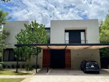 Casa con alberca privada y terraza, en venta, Zona Norte, Mérida