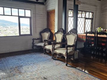 Vendo Casa Independiente de 5 Dormitorios en Monteserrin