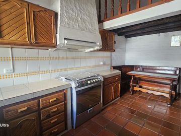 Vendo Casa Independiente de 5 Dormitorios en Monteserrin