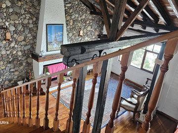 Vendo Casa Independiente de 5 Dormitorios en Monteserrin