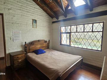 Vendo Casa Independiente de 5 Dormitorios en Monteserrin