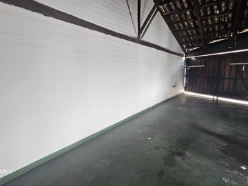 Vendo Casa Independiente de 5 Dormitorios en Monteserrin