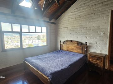 Vendo Casa Independiente de 5 Dormitorios en Monteserrin