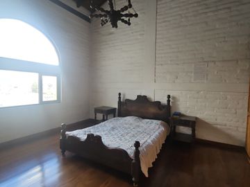 Vendo Casa Independiente de 5 Dormitorios en Monteserrin