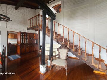 Vendo Casa Independiente de 5 Dormitorios en Monteserrin