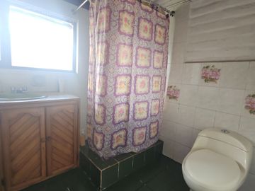 Vendo Casa Independiente de 5 Dormitorios en Monteserrin