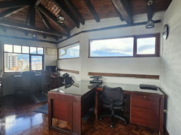 Vendo Casa Independiente de 5 Dormitorios en Monteserrin
