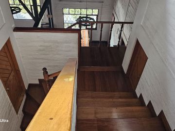 Vendo Casa Independiente de 5 Dormitorios en Monteserrin