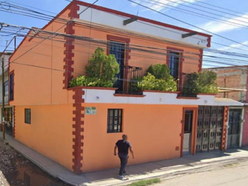 BONITA Y TRADICIONAL CASA FAMILIAR DE 2 NIVELES EN SANTIAGO DE QUERETARO