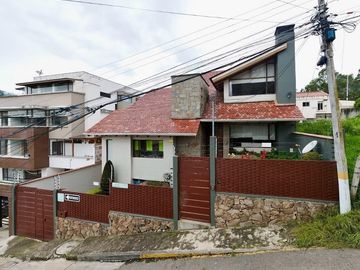 En Venta Casa a 2 cuadras de la Universidad Católica de Azogues
