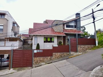 En Venta Casa a 2 cuadras de la Universidad Católica de Azogues