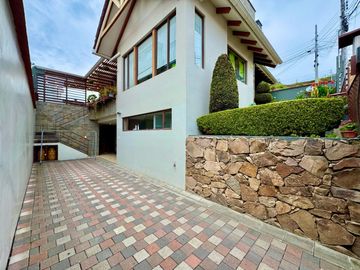 En Venta Casa a 2 cuadras de la Universidad Católica de Azogues