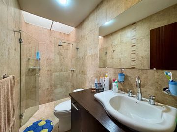 En Venta Casa a 2 cuadras de la Universidad Católica de Azogues