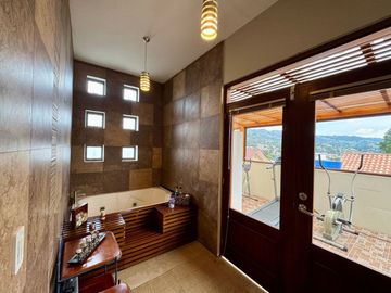 En Venta Casa a 2 cuadras de la Universidad Católica de Azogues