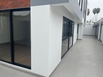 VENDO BONITO DPTO DE ESTRENO EN PRIMER PISO EN SURCO FRENTE A PARQUE