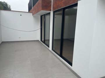 VENDO BONITO DPTO DE ESTRENO EN PRIMER PISO EN SURCO FRENTE A PARQUE