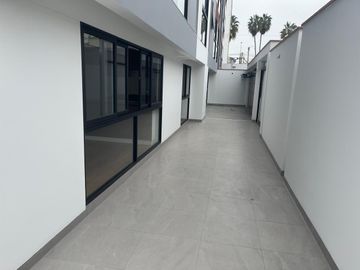 VENDO BONITO DPTO DE ESTRENO EN PRIMER PISO EN SURCO FRENTE A PARQUE