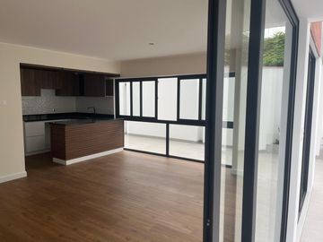 VENDO BONITO DPTO DE ESTRENO EN PRIMER PISO EN SURCO FRENTE A PARQUE