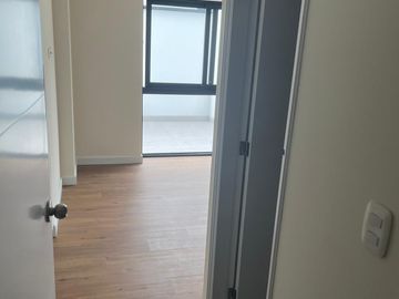 VENDO BONITO DPTO DE ESTRENO EN PRIMER PISO EN SURCO FRENTE A PARQUE
