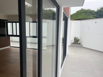 VENDO BONITO DPTO DE ESTRENO EN PRIMER PISO EN SURCO FRENTE A PARQUE