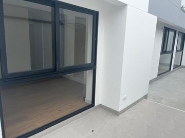 VENDO BONITO DPTO DE ESTRENO EN PRIMER PISO EN SURCO FRENTE A PARQUE