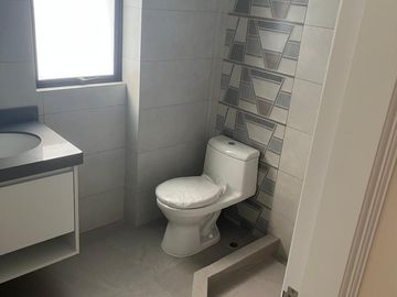 VENDO BONITO DPTO DE ESTRENO EN PRIMER PISO EN SURCO FRENTE A PARQUE