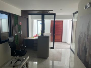 VENDO BONITO DPTO DE ESTRENO EN PRIMER PISO EN SURCO FRENTE A PARQUE
