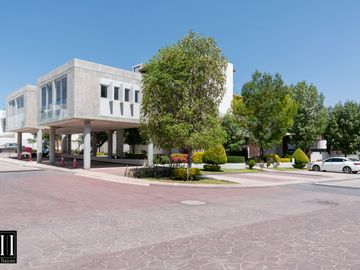 CASA EN VENTA MILENIO III, CONDOMINIO CON AMENIDADES, EXCELENTE VISTA, TODOS LOS SERVICIOS.