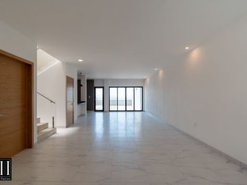 CASA EN VENTA MILENIO III, CONDOMINIO CON AMENIDADES, EXCELENTE VISTA, TODOS LOS SERVICIOS.