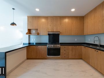 CASA EN VENTA MILENIO III, CONDOMINIO CON AMENIDADES, EXCELENTE VISTA, TODOS LOS SERVICIOS.