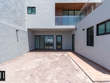 CASA EN VENTA MILENIO III, CONDOMINIO CON AMENIDADES, EXCELENTE VISTA, TODOS LOS SERVICIOS.