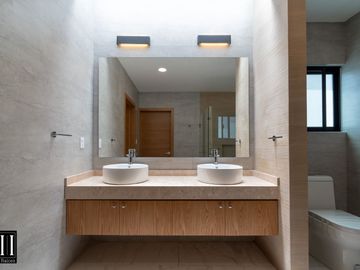 CASA EN VENTA MILENIO III, CONDOMINIO CON AMENIDADES, EXCELENTE VISTA, TODOS LOS SERVICIOS.