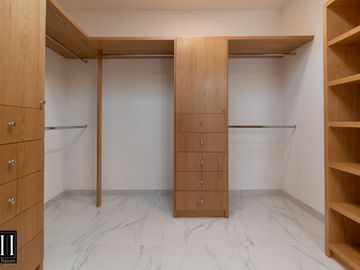 CASA EN VENTA MILENIO III, CONDOMINIO CON AMENIDADES, EXCELENTE VISTA, TODOS LOS SERVICIOS.