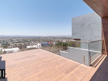 CASA EN VENTA MILENIO III, CONDOMINIO CON AMENIDADES, EXCELENTE VISTA, TODOS LOS SERVICIOS.