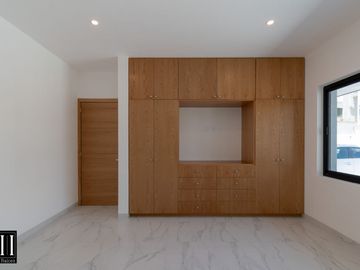 CASA EN VENTA MILENIO III, CONDOMINIO CON AMENIDADES, EXCELENTE VISTA, TODOS LOS SERVICIOS.