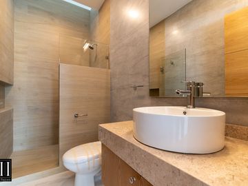 CASA EN VENTA MILENIO III, CONDOMINIO CON AMENIDADES, EXCELENTE VISTA, TODOS LOS SERVICIOS.