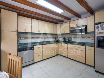 Venta de Casa Semi-Amoblada de Estilo Rústico en el Sector Santa Inés - Cumbayá