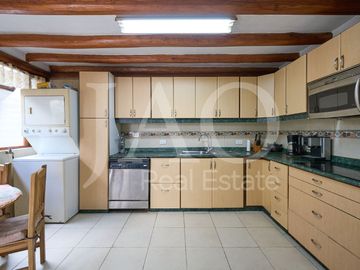 Venta de Casa Semi-Amoblada de Estilo Rústico en el Sector Santa Inés - Cumbayá