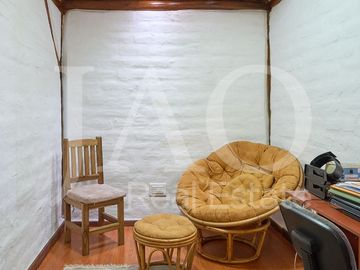 Venta de Casa Semi-Amoblada de Estilo Rústico en el Sector Santa Inés - Cumbayá