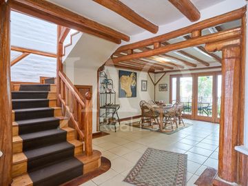 Venta de Casa Semi-Amoblada de Estilo Rústico en el Sector Santa Inés - Cumbayá