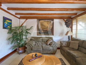 Venta de Casa Semi-Amoblada de Estilo Rústico en el Sector Santa Inés - Cumbayá