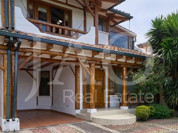 Venta de Casa Semi-Amoblada de Estilo Rústico en el Sector Santa Inés - Cumbayá