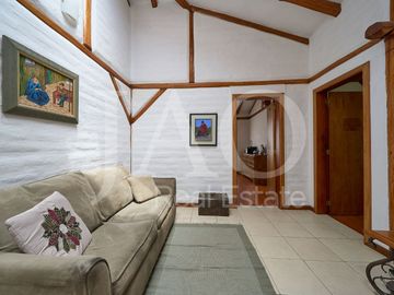 Venta de Casa Semi-Amoblada de Estilo Rústico en el Sector Santa Inés - Cumbayá