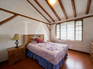 Venta de Casa Semi-Amoblada de Estilo Rústico en el Sector Santa Inés - Cumbayá