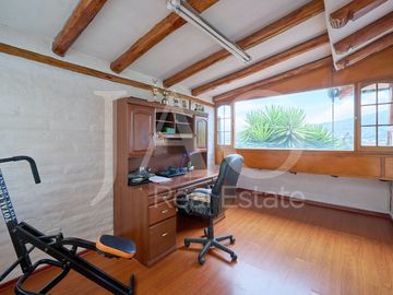Venta de Casa Semi-Amoblada de Estilo Rústico en el Sector Santa Inés - Cumbayá