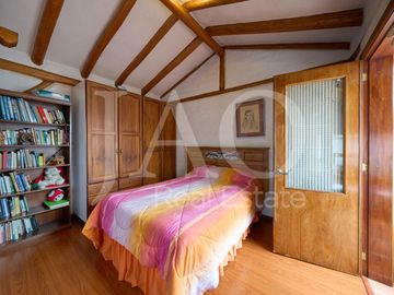 Venta de Casa Semi-Amoblada de Estilo Rústico en el Sector Santa Inés - Cumbayá