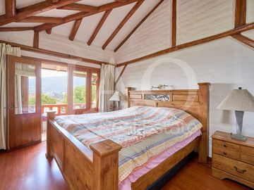Venta de Casa Semi-Amoblada de Estilo Rústico en el Sector Santa Inés - Cumbayá