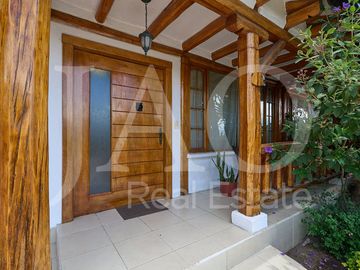 Venta de Casa Semi-Amoblada de Estilo Rústico en el Sector Santa Inés - Cumbayá